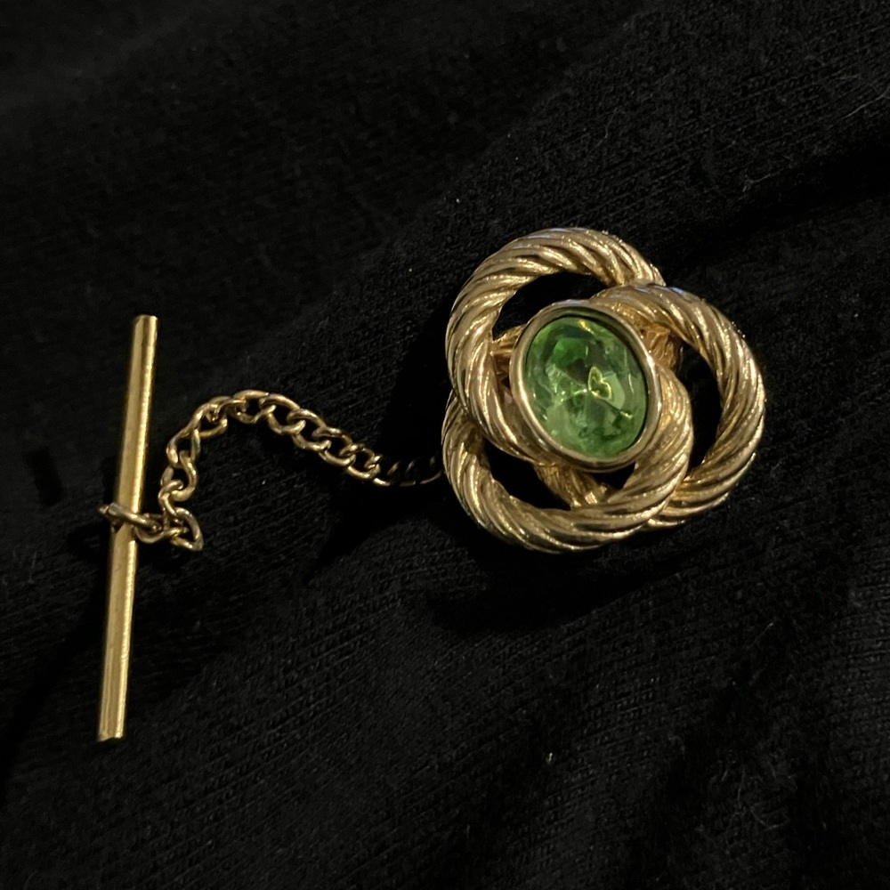 Tie pin with rope knot and green stone